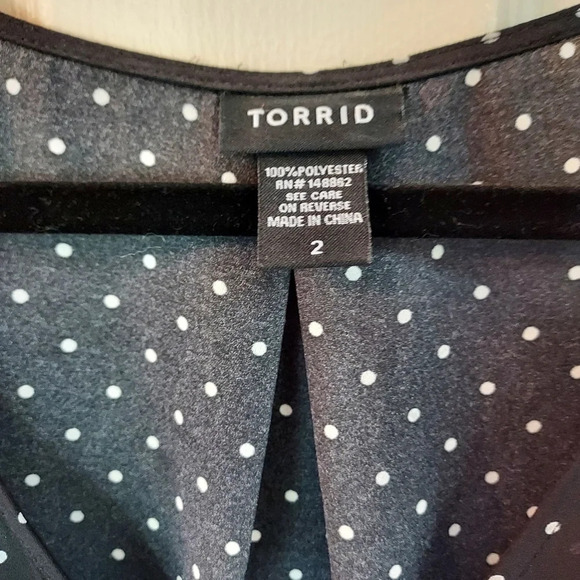 Torrid Polka Dot Single Pleat Georgette Tunic Top in Size 2 - Picture 3 of 5